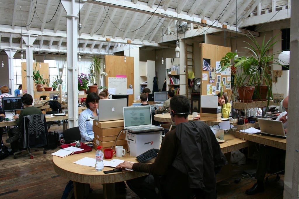 En 2005, con las experiencias del evento del milenio y de SoMoHo aún frescas en sus mentes y corazones, el grupo vio una creciente necesidad de un espacio físico donde personas con ideas afines pudieran reunirse para conectarse y colaborar. Impulsados ​​por su visión, fundaron el primer Impact Hub transformando un loft abandonado de Londres. Inicialmente llamado “The Hub”, este espacio se convirtió en el caldo de cultivo para la construcción de comunidades, prácticas sostenibles y la combinación perfecta entre la pasión activista y el ingenio empresarial. Nació el primer hábitat para innovadores sociales.