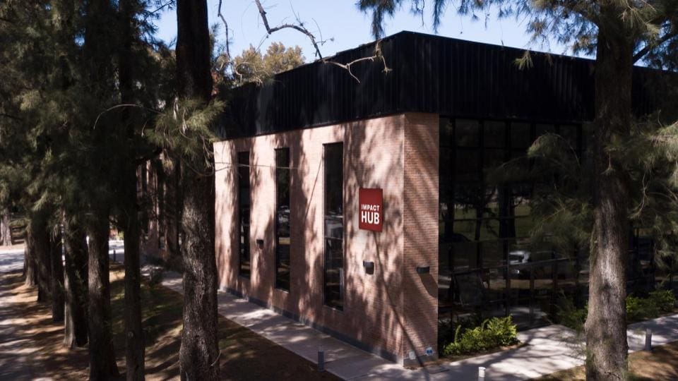 Así se ve la fachada de la sede de Impact Hub Buenos Aires en el Parque Empresarial Austral de Pilar