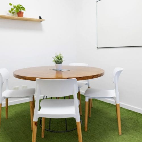 Sala privada en el Cowork de Impact Hub Buenos Aires en su sede del Parque Austral de Pilar