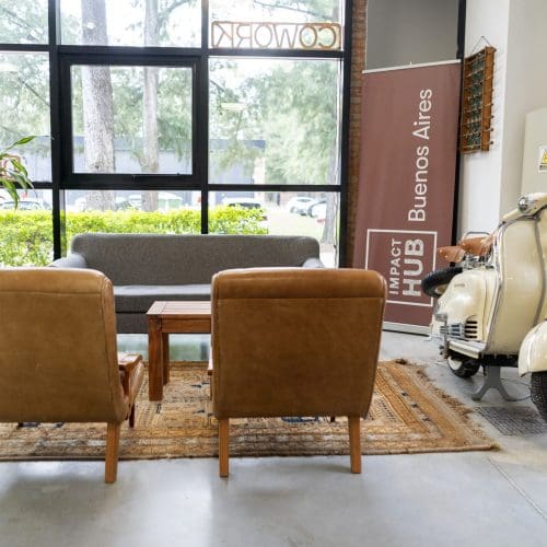 Hall de ingreso del Coworking de Impact Hub Buenos Aires en el Parque Austral de Pilar