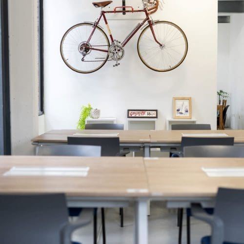 Escritorios de uso individual del Coworking de Impact Hub Buenos Aires en el Parque Austral de Pilar